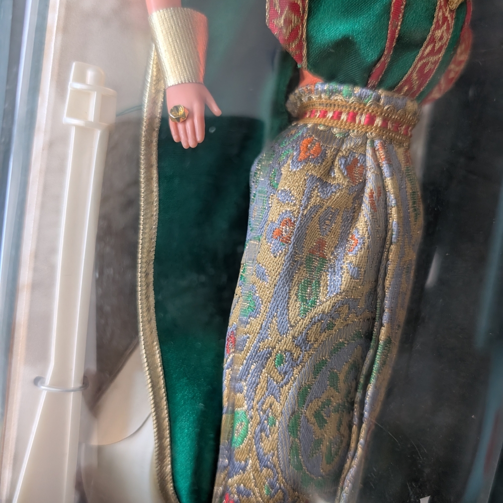 NIOB Vintage 1997 Mattel Thai Barbie Collectors Edition Doll Authentic 1990s image 9